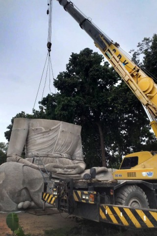 รถเครนยกพระพุทธรูปขนาดใหญ่